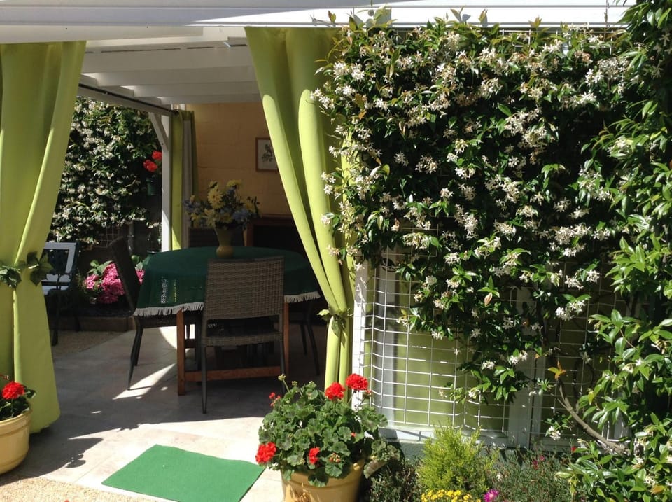 La Maison s'apelle le P'tit Nid Bed and Breakfast in Granville