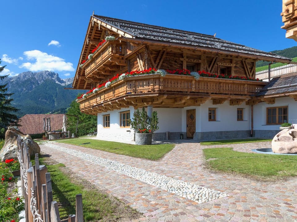 Facade/entrance, Day, Summer, Garden, Balcony/Terrace, On site, Garden view, Mountain view