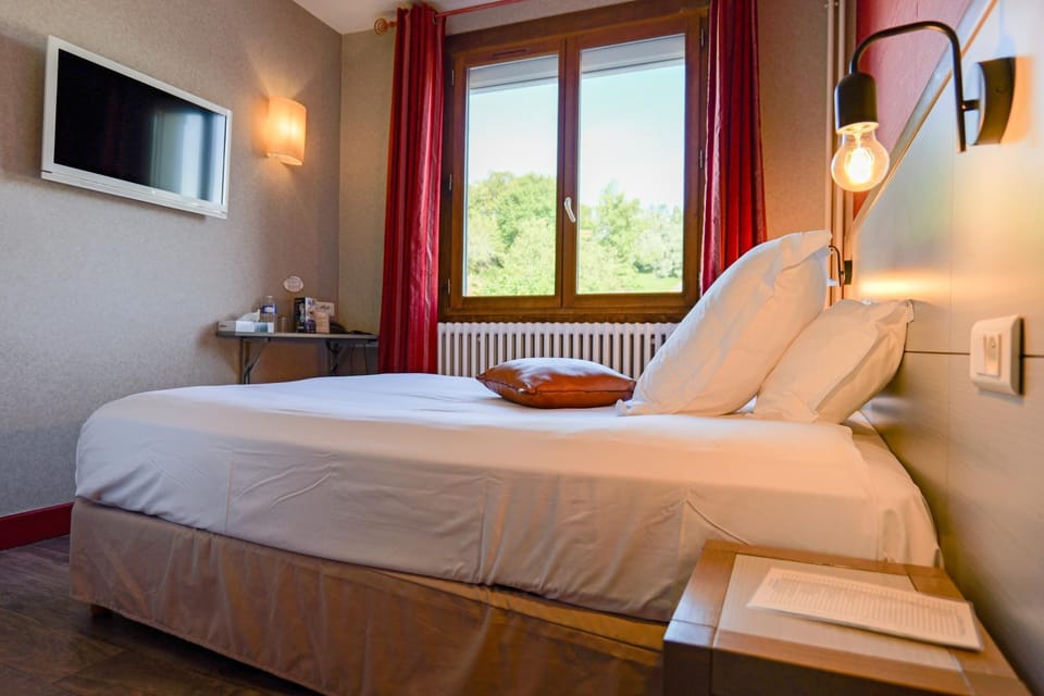 Bed, TV and multimedia, Bedroom