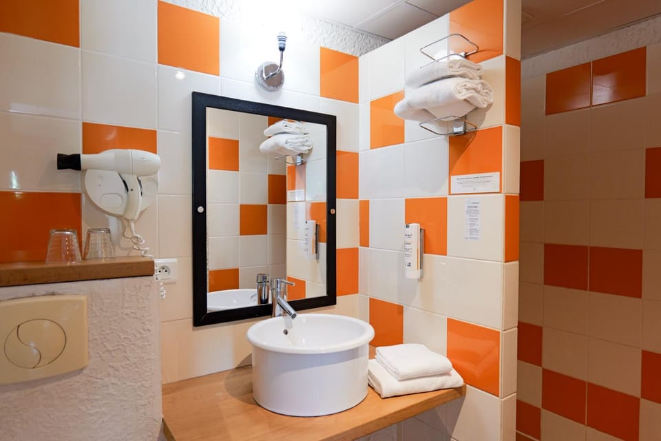 Shower, Toilet, Bathroom, towels