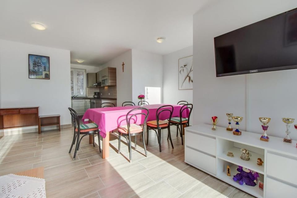 TV and multimedia, Kitchen or kitchenette, Living room, Seating area, Dining area
