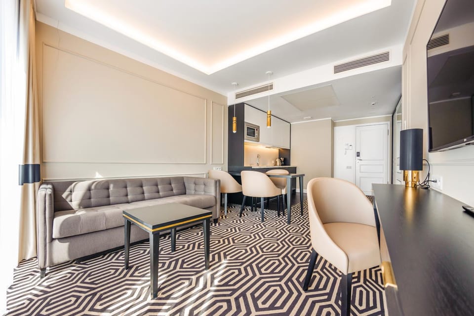 TV and multimedia, Living room, Seating area, Dining area
