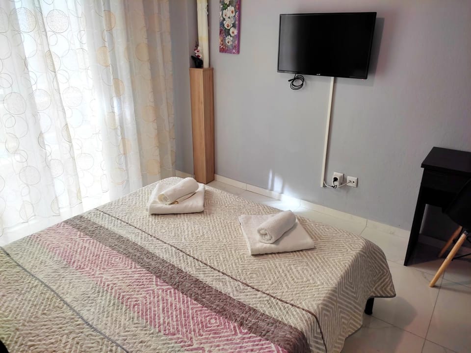 Bed, TV and multimedia, Photo of the whole room, Bedroom