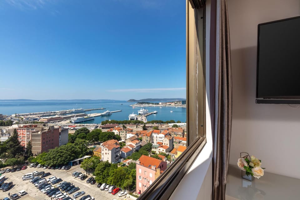 Sea view, Street view