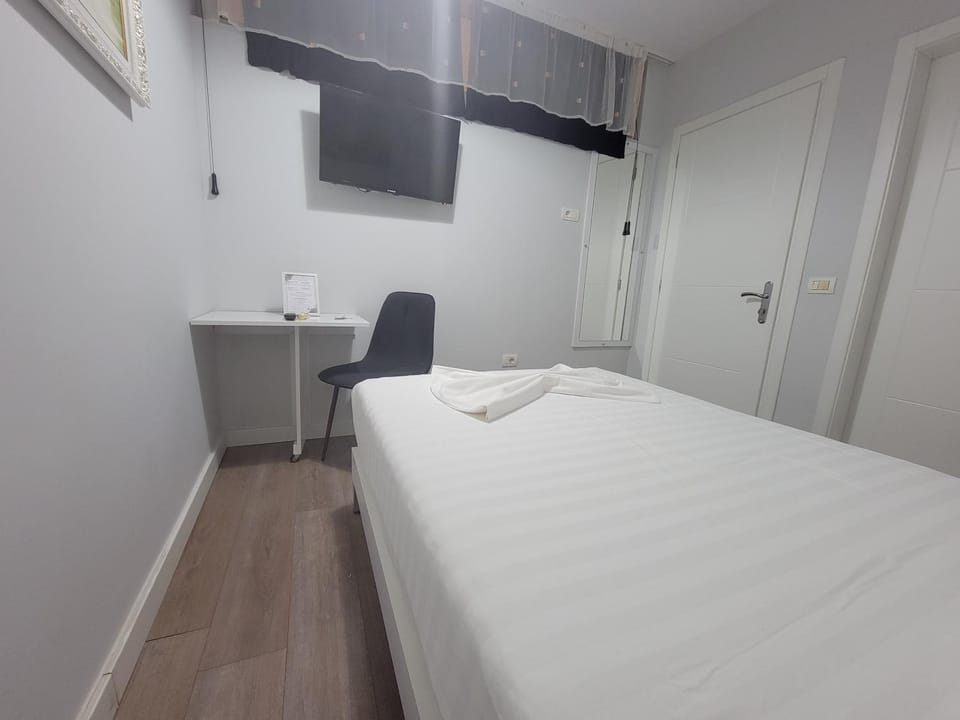 Bed, TV and multimedia, Photo of the whole room