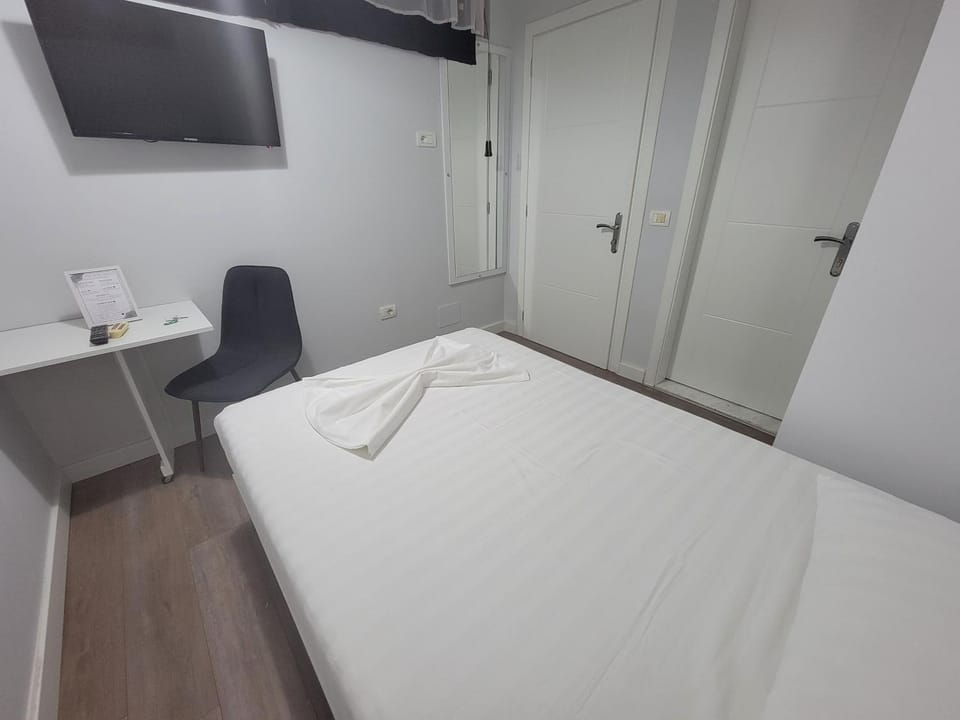 Bed, TV and multimedia, Photo of the whole room