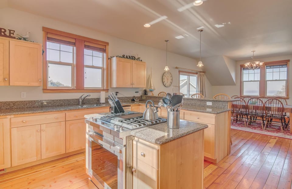 Sophies Place House in Roads End