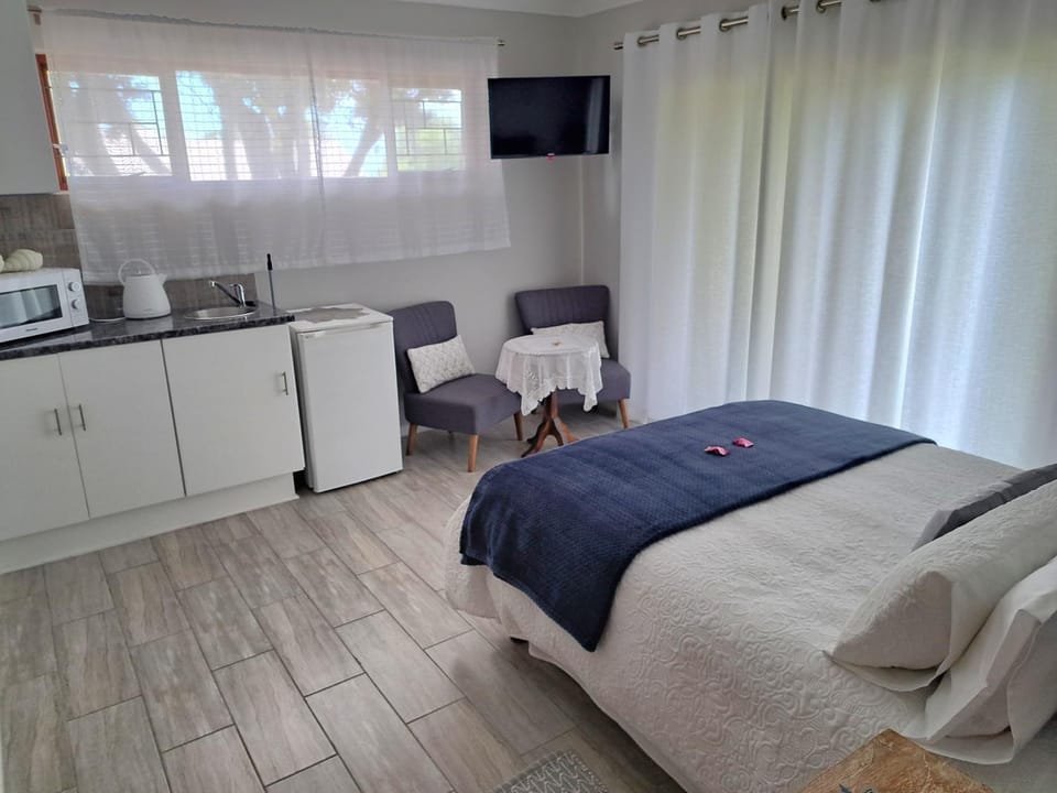 TV and multimedia, Kitchen or kitchenette, Photo of the whole room