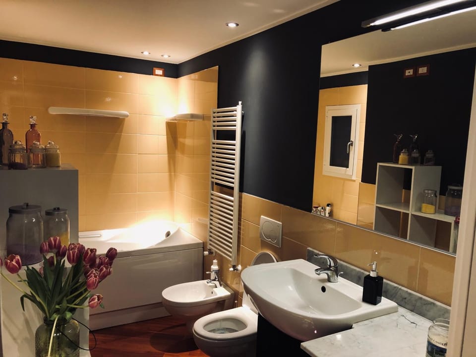 Toilet, Hot Tub