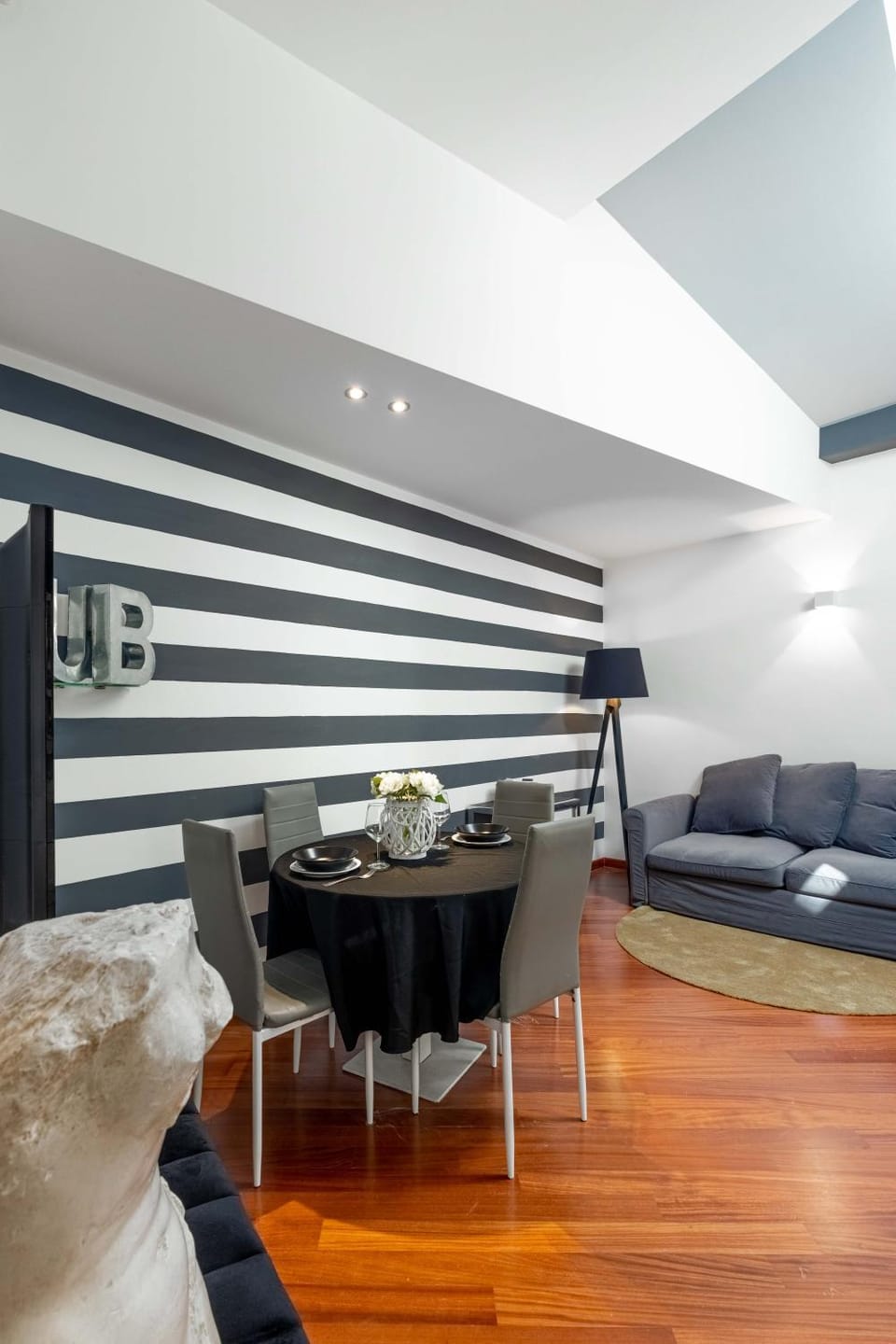 TV and multimedia, Living room, Seating area, Dining area, air conditioner
