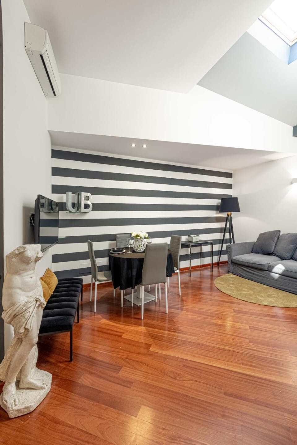 Bed, Living room, Photo of the whole room, Seating area