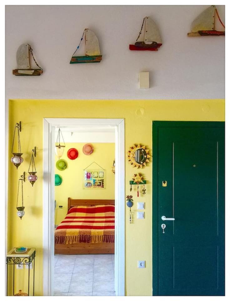 Beautiful apartment (very high ceiling) next to the beach with 2 separate bedrooms Apartment in Halkidiki