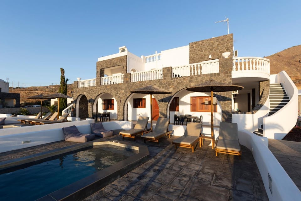 Property building, Patio, Day, Natural landscape, Pool view, Swimming pool, sunbed