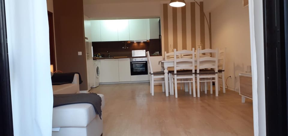Kitchen or kitchenette, Living room, Seating area, Dining area, Communal kitchen