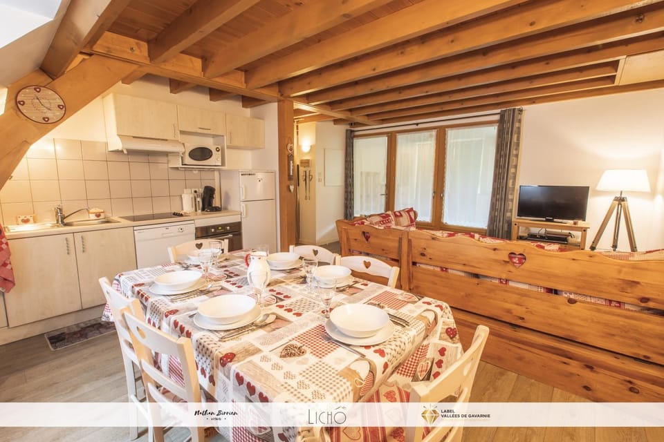 Coffee/tea facilities, Living room, Dining area, dishwasher, oven, stove, toaster