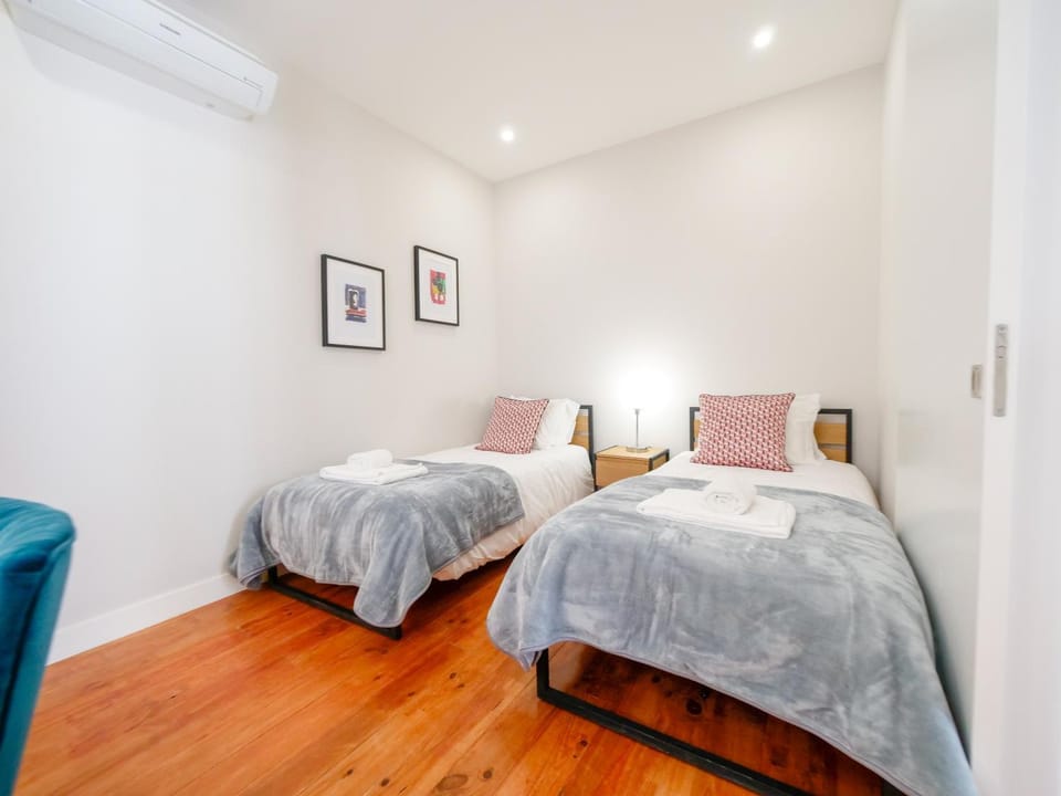 Bed, Photo of the whole room, Bedroom