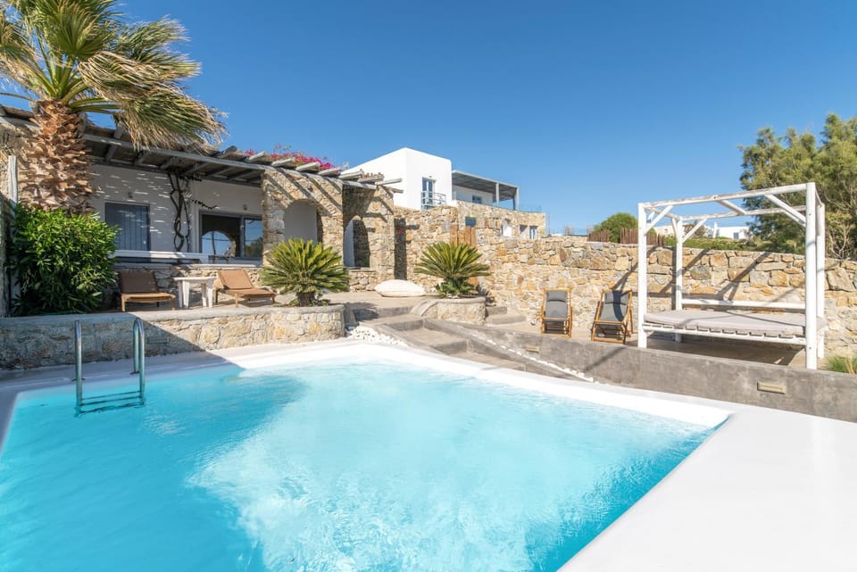 Property building, Day, Pool view, Swimming pool, Swimming pool, sunbed