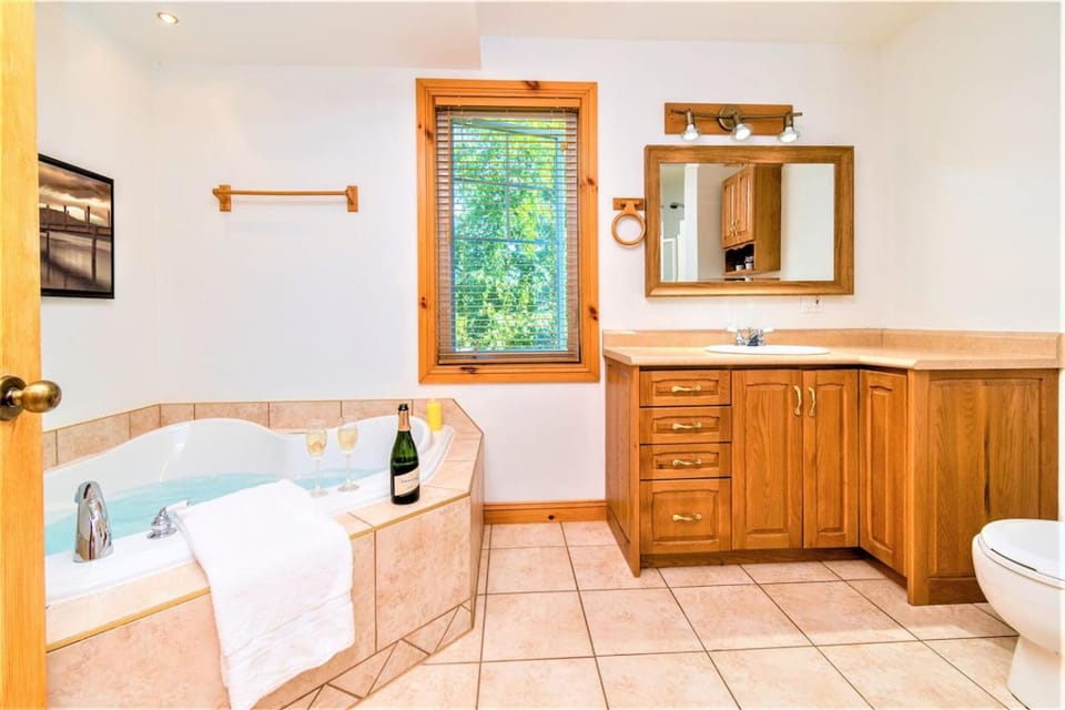 Charlevoix 4BR Cottage Hot Tub & Game Room 12 Chalet in Baie-Saint-Paul