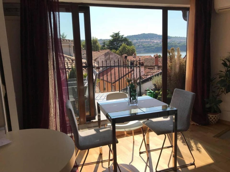 Natural landscape, View (from property/room), Balcony/Terrace, Seating area, Dining area