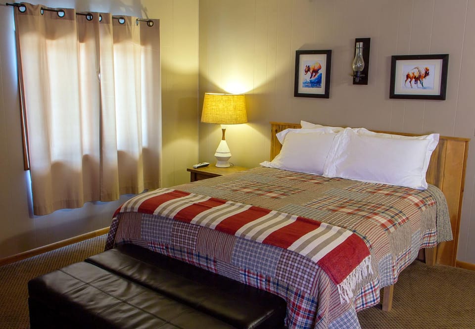 High Country Motel and Cabins Cabin in Cooke City-Silver Gate
