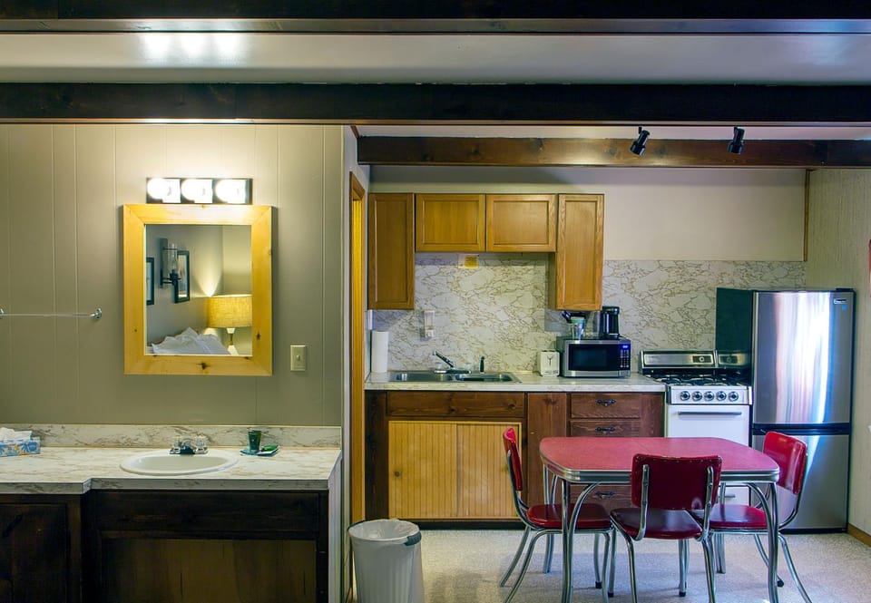High Country Motel and Cabins Cabin in Cooke City-Silver Gate