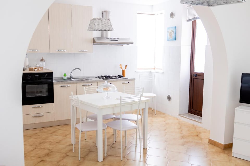 Kitchen or kitchenette, Dining area, minibar, oven, pet friendly, stove