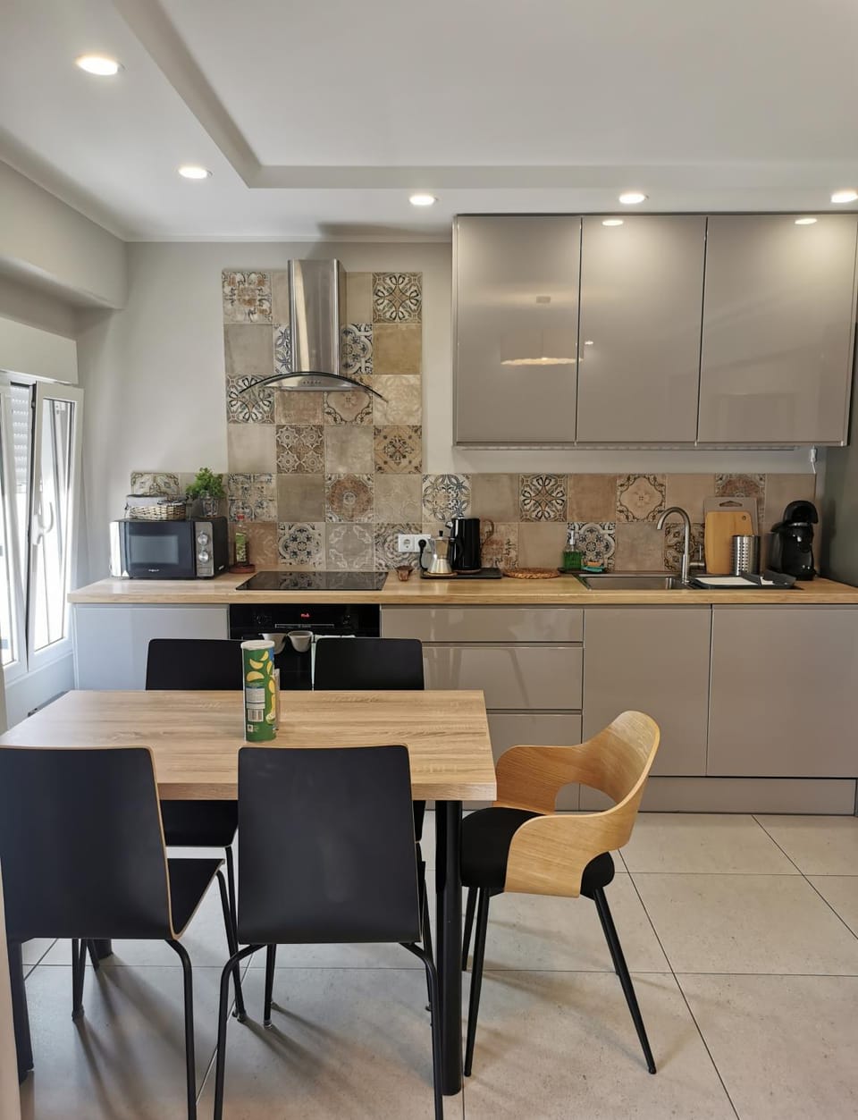 Coffee/tea facilities, Kitchen or kitchenette, Dining area, stove, toaster
