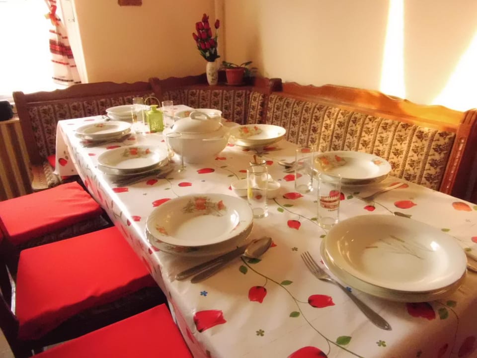 Living room, Dining area, Meals