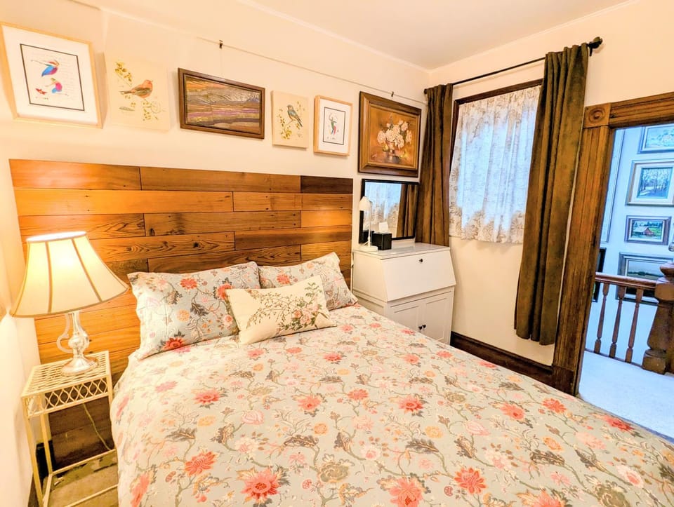 Perfect Location - 4BD,1BA - Restored Redwood Home Apartment in San Francisco