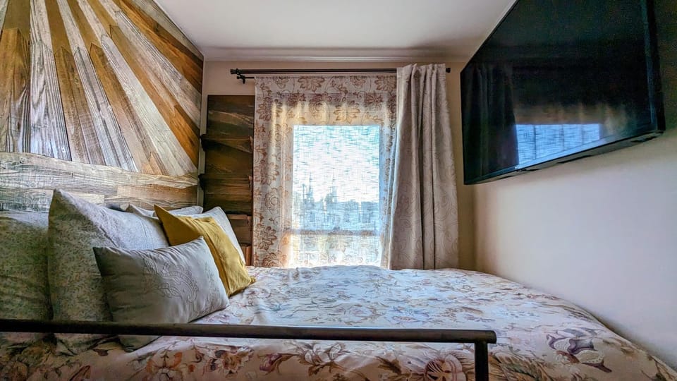 Perfect Location - 4BD,1BA - Restored Redwood Home Apartment in San Francisco