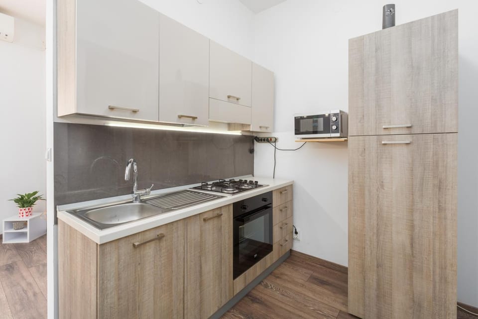 Kitchen or kitchenette, minibar
