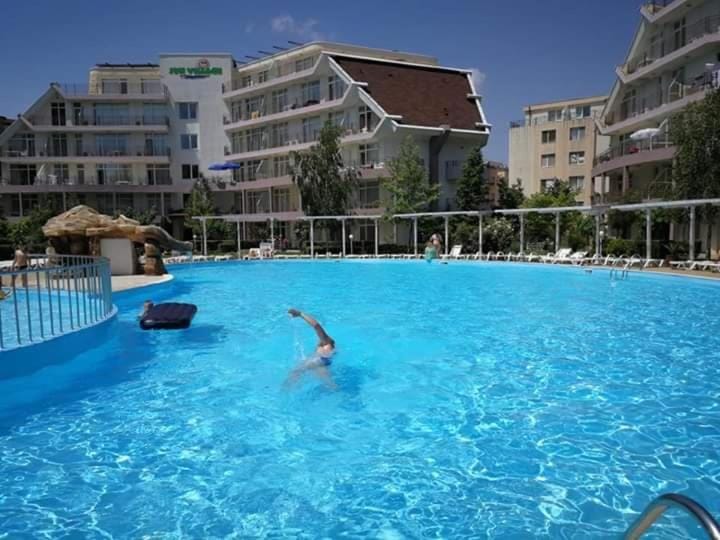 Day, Swimming pool