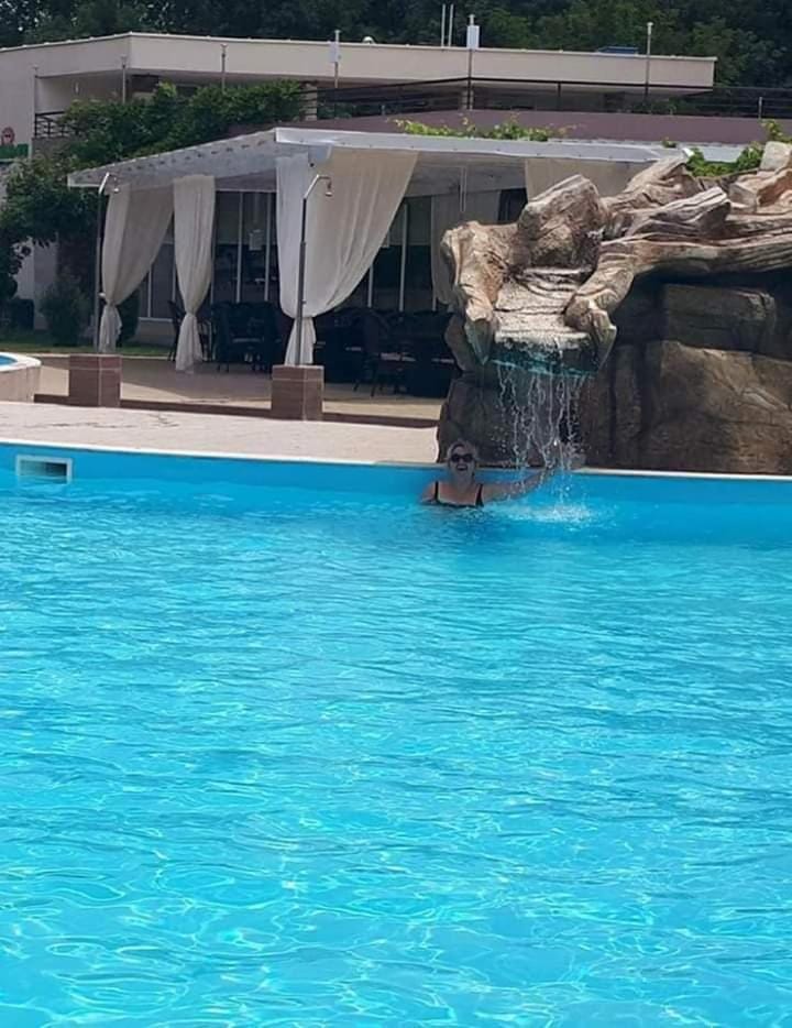 Day, Swimming pool