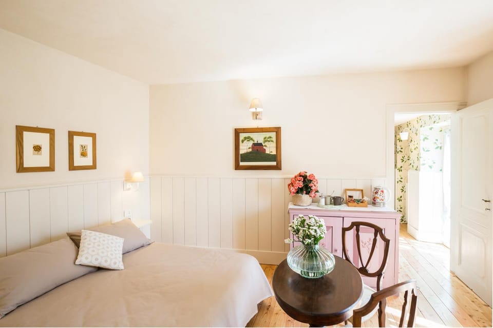 Bed, Photo of the whole room, Decorative detail, Pets, Mountain view, Quiet street view, Inner courtyard view
