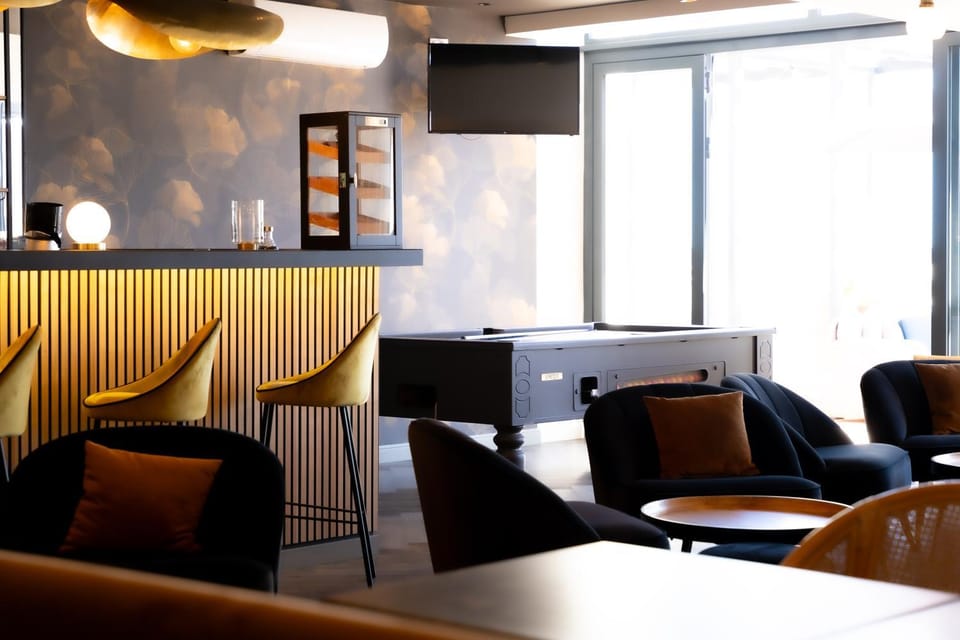 Restaurant/places to eat, Billiard, Living room, Seating area