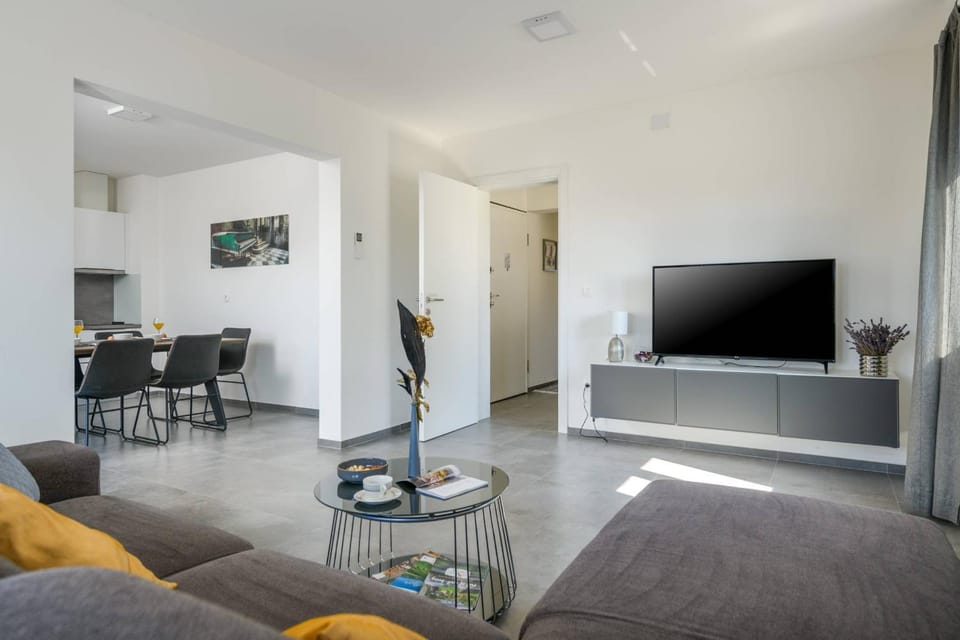 TV and multimedia, Living room, Seating area, Dining area