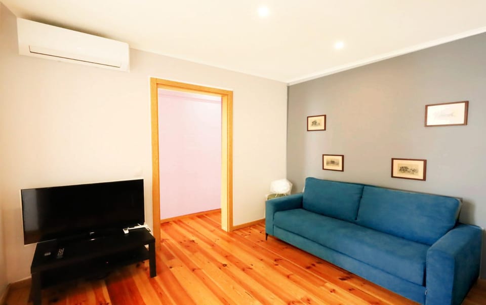 TV and multimedia, Living room, Seating area, air conditioner