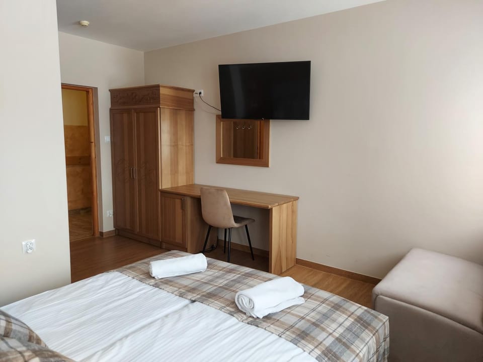 Bed, TV and multimedia, Photo of the whole room, Evening entertainment, Bedroom, towels, wardrobe