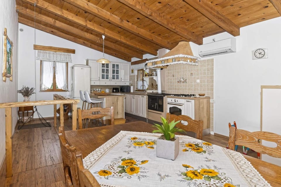 Kitchen or kitchenette, Seating area, Dining area