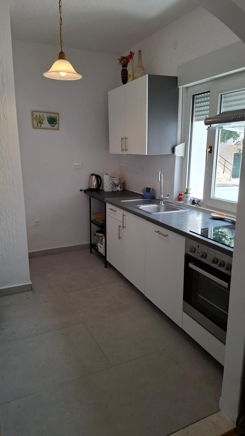 Kitchen or kitchenette, dishwasher