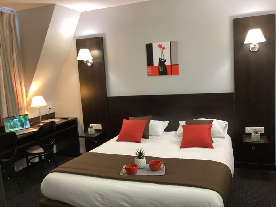 Bed, TV and multimedia, Photo of the whole room, Bedroom, hair dresser