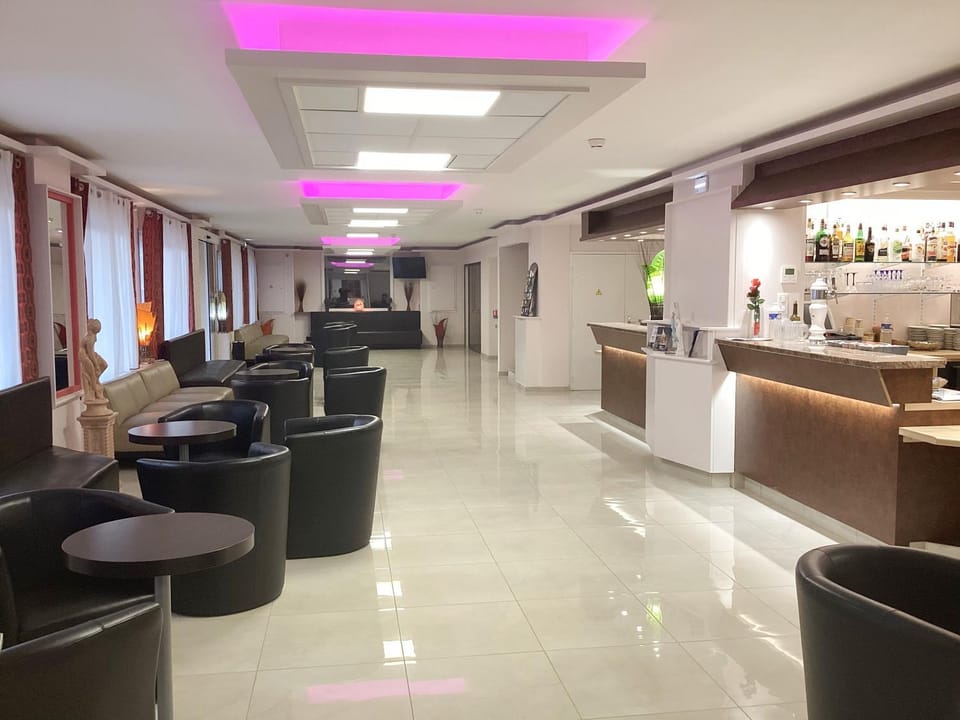 Communal lounge/ TV room, Living room, Lounge or bar