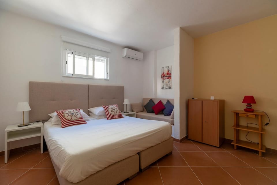 Bed, TV and multimedia, Bedroom, bunk bed, internet, wardrobe, air conditioner