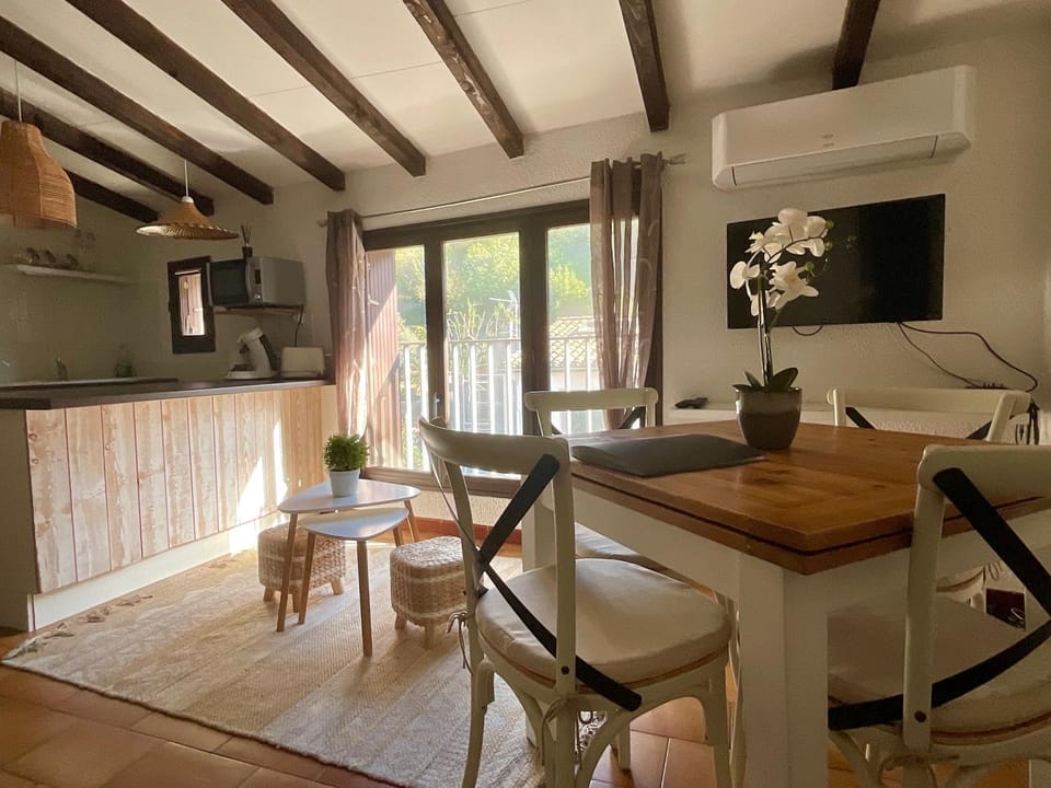 TV and multimedia, Living room, Seating area, Dining area