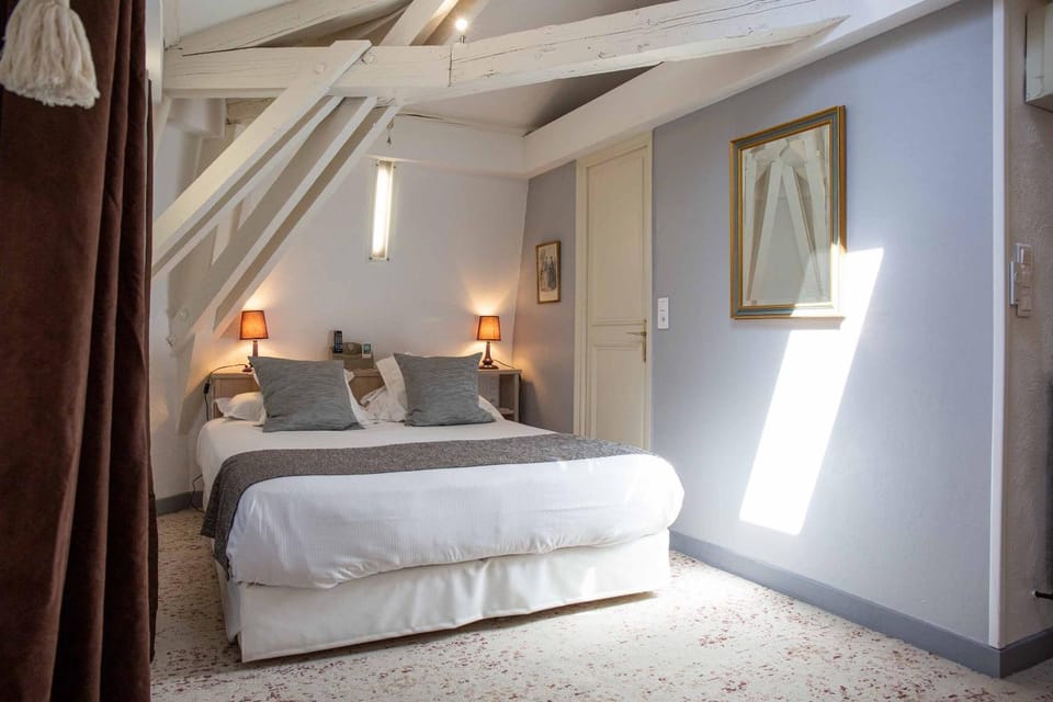 Bed, Bedroom, towels, air conditioner