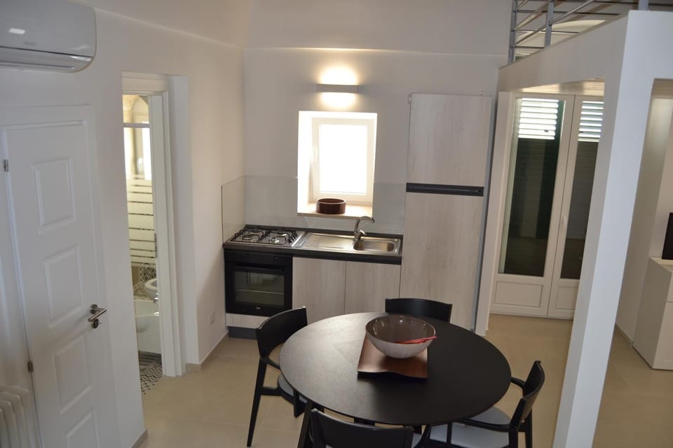 Kitchen or kitchenette, Dining area