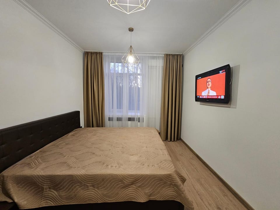 Bed, TV and multimedia, Photo of the whole room, Bedroom