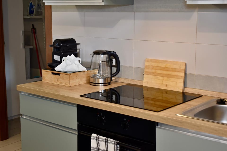 Coffee/tea facilities, Kitchen or kitchenette, stove, kitchen