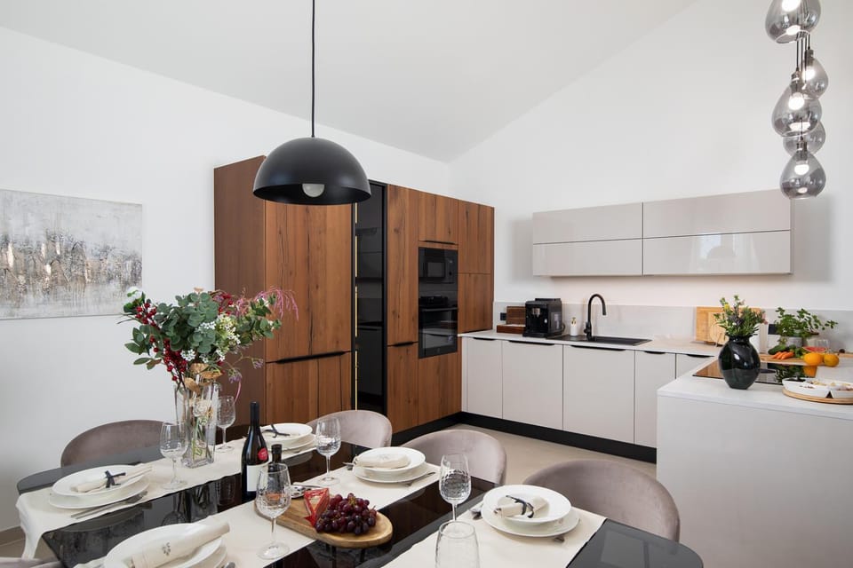 Coffee/tea facilities, Kitchen or kitchenette, Food and drinks, Dining area, Food
