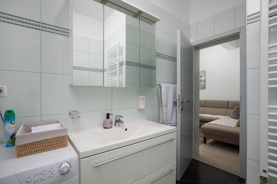 Bathroom, Bath, towels